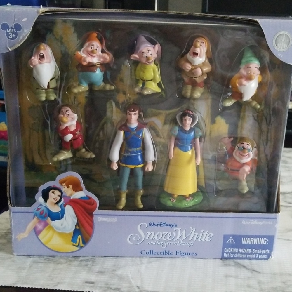 Snow White and the Seven Dwarfs collectible figure